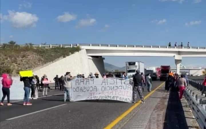 Bloquean la Puebla-Orizaba; exigen liberar a trailero señalado por privar de la vida a militares