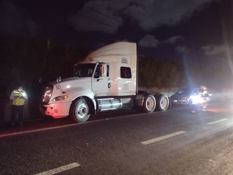 Tráiler provoca carambola en la Veracruz-Cardel; un automóvil volcó (+Video)