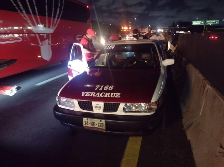 Tráiler provoca carambola en la Veracruz-Cardel; un automóvil volcó (+Video)