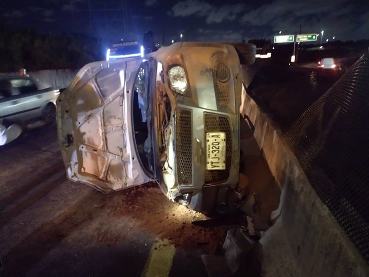 Tráiler provoca carambola en la Veracruz-Cardel; un automóvil volcó (+Video)