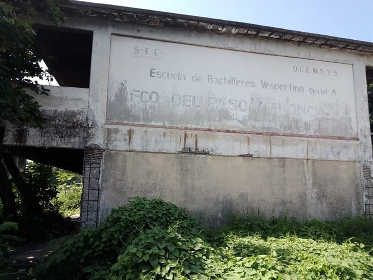 Escuela abandonada en Veracruz genera inseguridad a vecinos