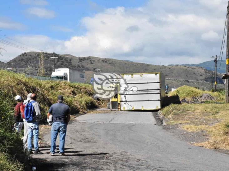 Vuelca tráiler en autopista Orizaba-Puebla, en Nogales (+Video)