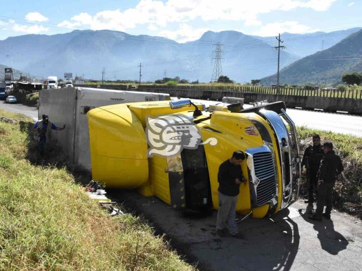 Vuelca tráiler en autopista Orizaba-Puebla, en Nogales (+Video)