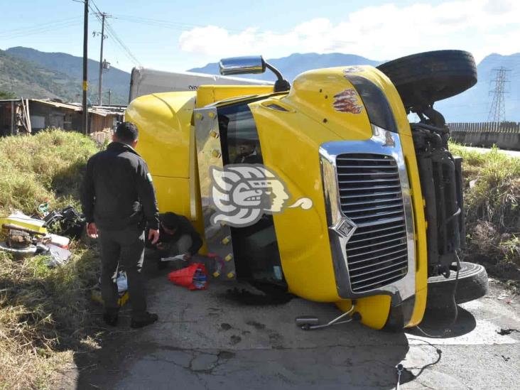 Vuelca tráiler en autopista Orizaba-Puebla, en Nogales (+Video)