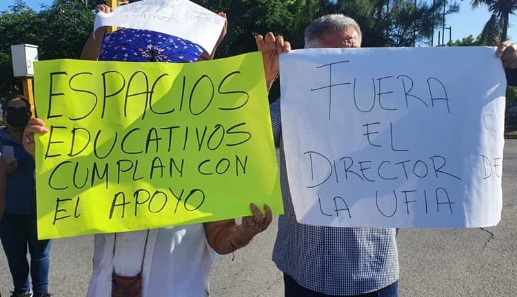 Se manifiestan padres de familia de primaria en El Coyol en Veracruz (+Video)