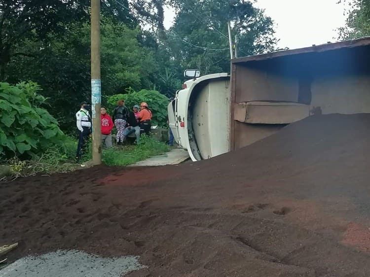 Vuelca tráiler sobre la carretera Xalapa-Misantla; carga queda regada en la cinta asfáltica (+Video)