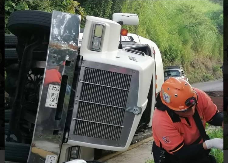 Vuelca tráiler sobre la carretera Xalapa-Misantla; carga queda regada en la cinta asfáltica (+Video)