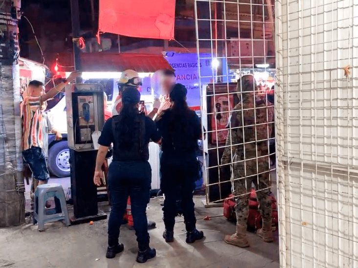 Comerciantes detienen a presunto ladrón en mercados en Veracruz; fue amarrado a un poste