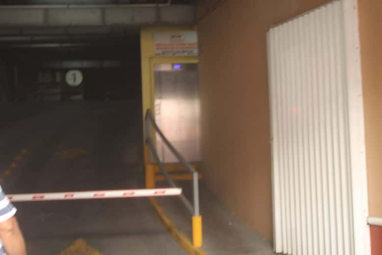 Quedan atrapados en elevador de un estacionamiento del centro de Veracruz
