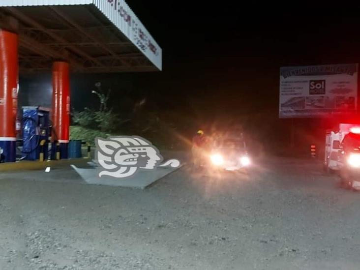 Bomberos atienden fuga de gas LP en estación de carburación, en Misantla