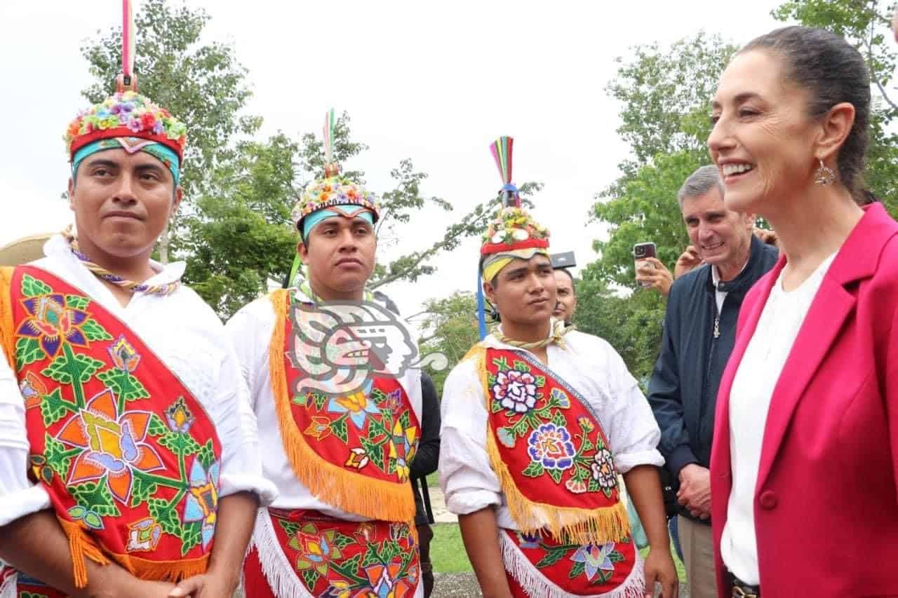 Claudia Sheinbaum se reúne con abuelos totonacas en Papantla