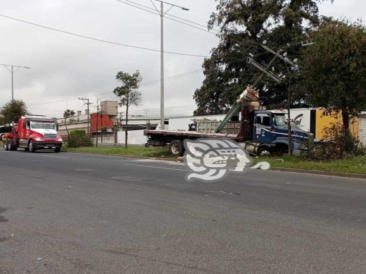 Camión cargado de block choca contra poste de la CFE en el bulevar Banderilla