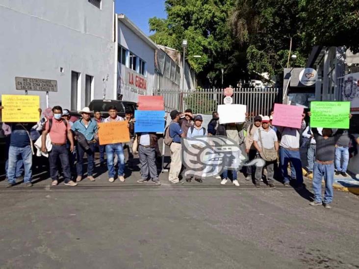 Campesinos de Chicontepec toman la SIOP en demanda de obras