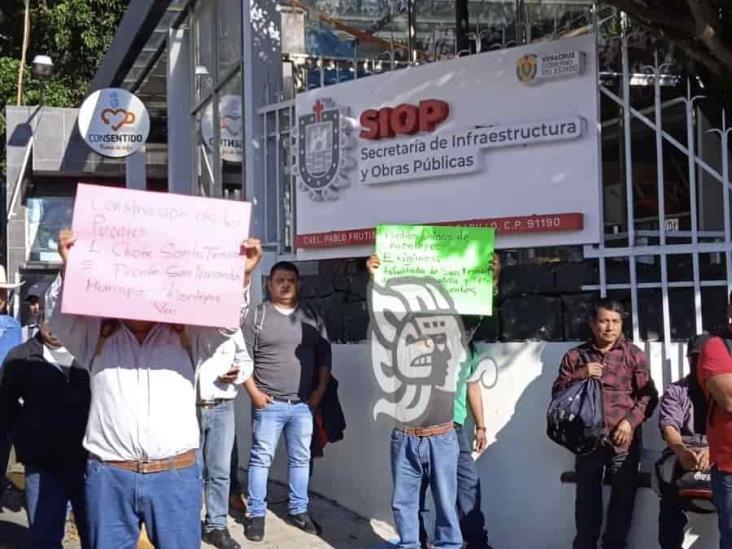 Indígenas de Chicontepec exigen caminos y puentes tomando la SIOP (+Video)