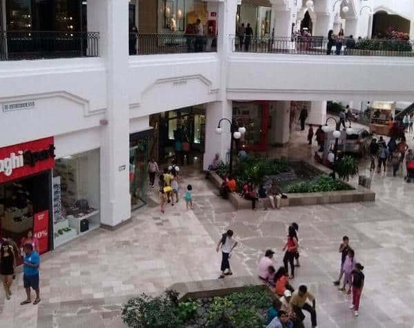 Tras  temblor evacuan los centros y plazas comerciales de Boca del Río