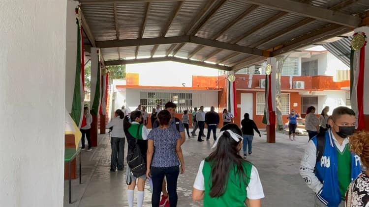 Reportan presunta intoxicación de más de 30 estudiantes de telesecundaria en Poza Rica