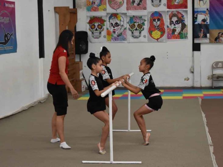 Realiza Estefy González curso a jóvenes gimnastas