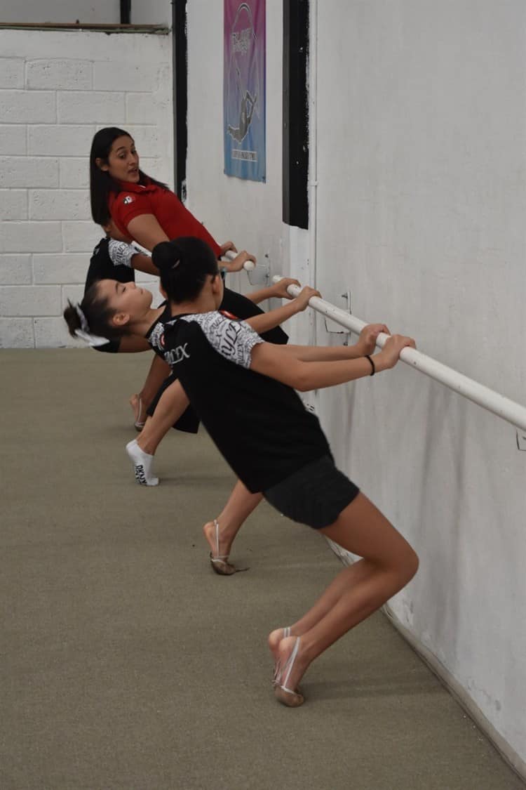 Realiza Estefy González curso a jóvenes gimnastas