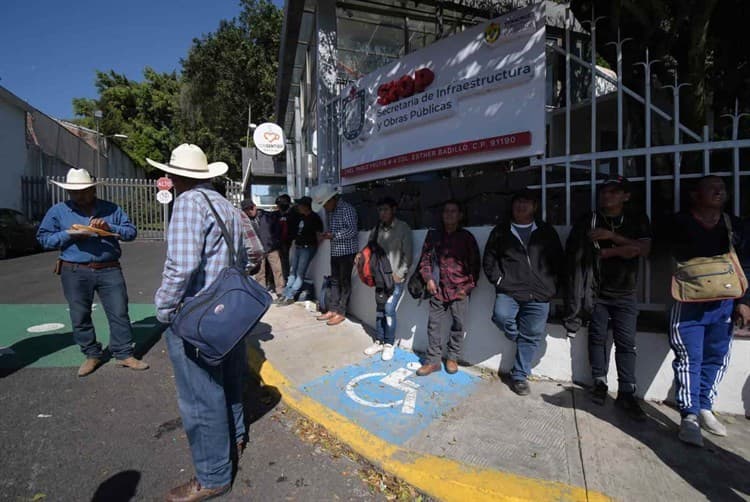 Indígenas de Chicontepec exigen caminos y puentes tomando la SIOP (+Video)