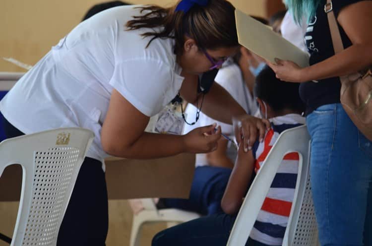 Con retraso y afluencia moderada, inició vacunación de menores rezagados en Medellín