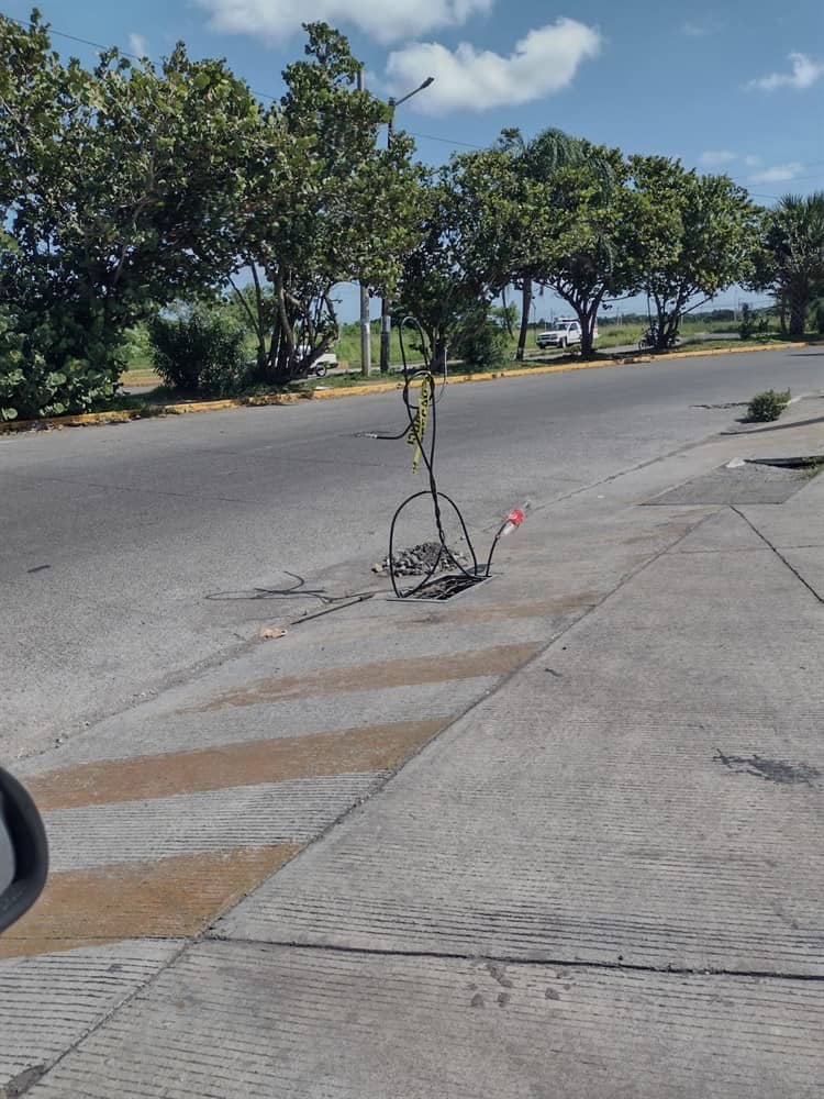 ¡Precaución! Registros sin tapas, cables expuestos y bancas destruidas en avenida de Puente Moreno