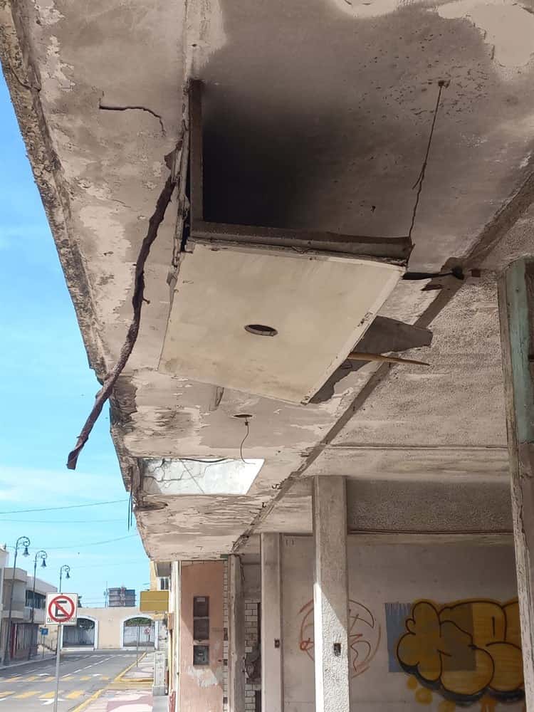 Terreno abandonado en calles del Centro Histórico de Veracruz es utilizado como basurero