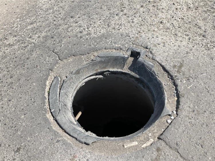 “Cráteres” y registros sin tapa son el “terror” de vecinos en el Fraccionamiento Los Torrentes en Veracruz