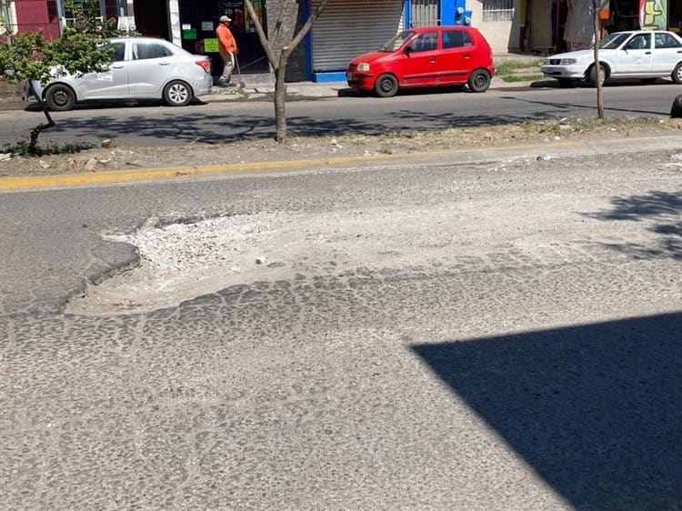 “Cráteres” y registros sin tapa son el “terror” de vecinos en el Fraccionamiento Los Torrentes en Veracruz