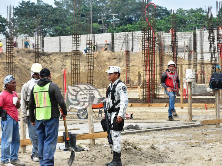 Obreros del cuartel de GN en Coatzacoalcos, insisten en mejores salarios