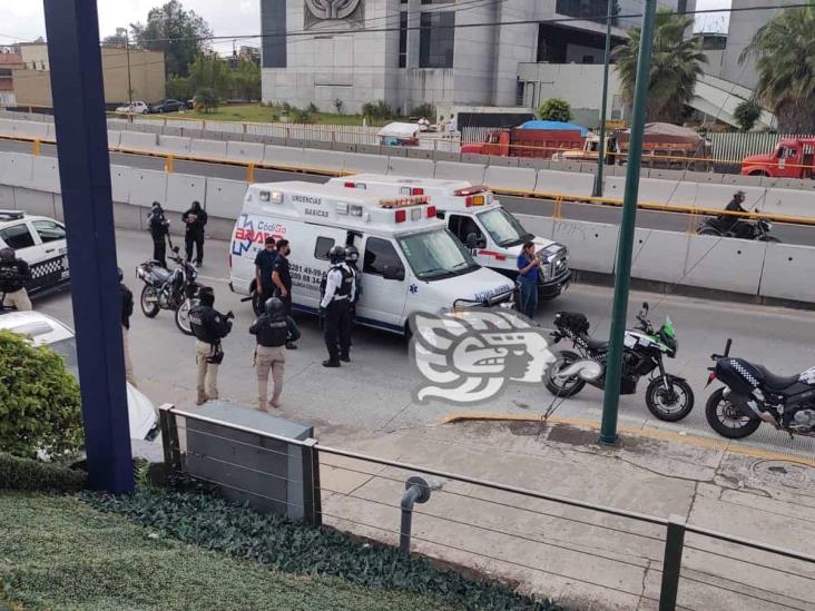 Fuerte movilización policiaca por detonaciones frente a plaza Crystal, en Xalapa