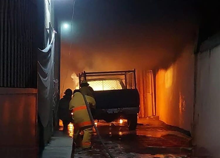Se incendia camioneta en Tierra Blanca; fue pérdida total