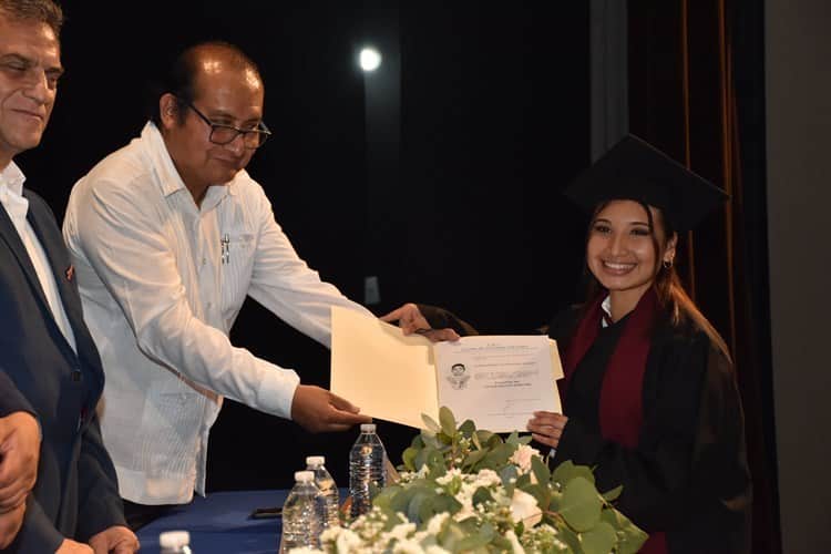 Alumnos del Centro de Estudios Veracruz (CEV) protagonizan graduación