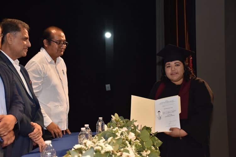 Alumnos del Centro de Estudios Veracruz (CEV) protagonizan graduación