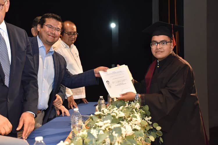 Alumnos del Centro de Estudios Veracruz (CEV) protagonizan graduación