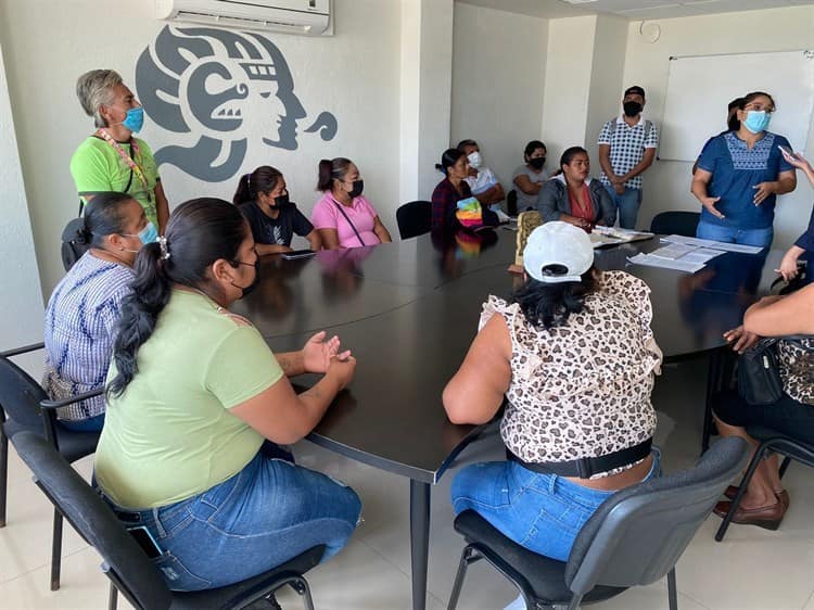 Mujeres comerciantes del malecón de Veracruz denuncian amenazas de policías municipales