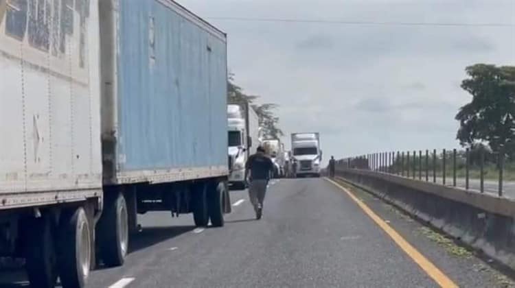 Tráiler accidentado provoca cierre de autopista en Cosamaloapan-La Tinaja