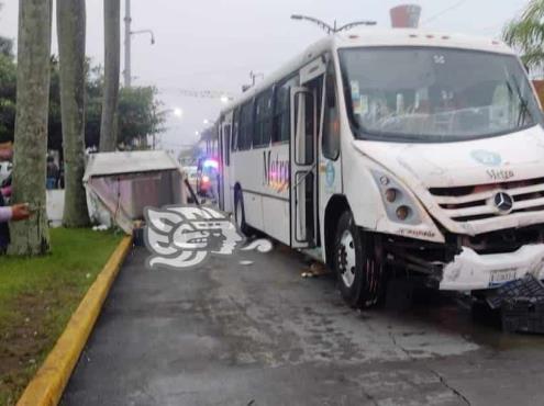 Chocan autobús y camión que transportaba embutidos en Córdoba; hubo rapiña