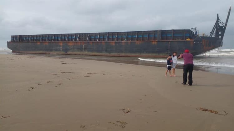 ¡Llega a Coatzacoalcos! Encalla remolcador de grava del Tren Maya en playas