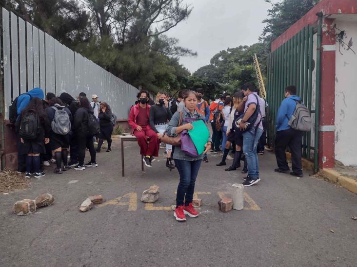 Se manifiestan en escuela de Boca del Río; exigen destitución de director(+Video)