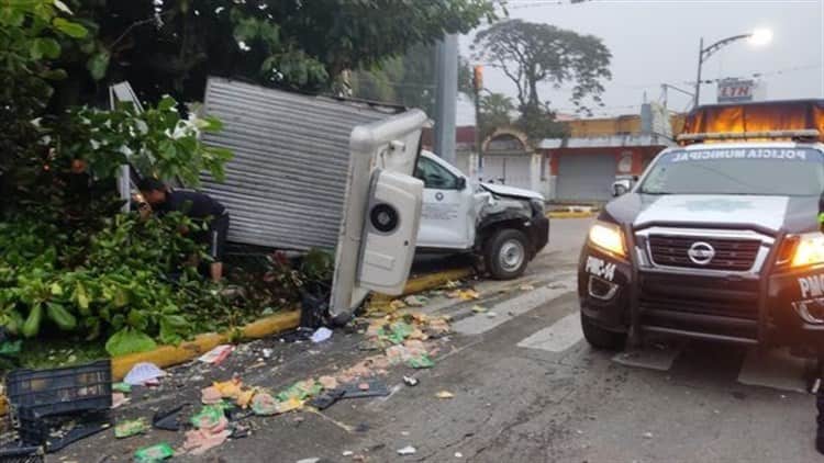 Chocan camioneta y autobús de pasajeros en Córdoba; hay 16 lesionados