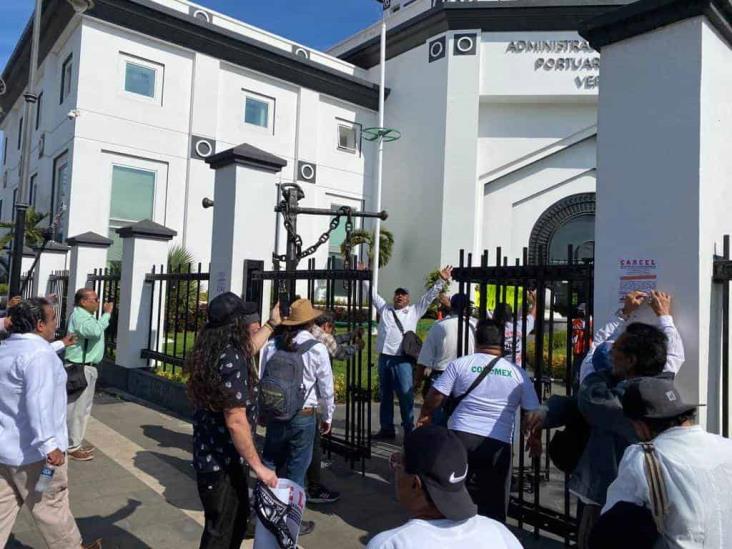 ¡Se descontroló! Exportuarios rompieron accesos a oficinas de ASIPONA Veracruz