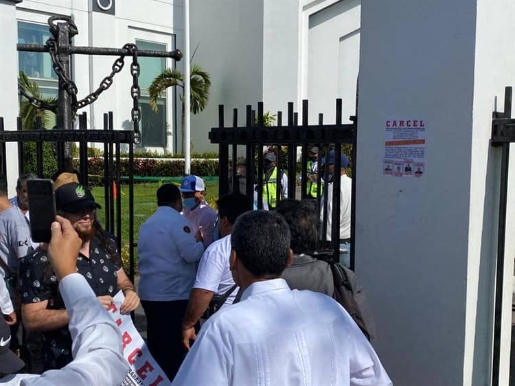 Exportuarios rompen acceso a oficinas de ASIPONA en Veracruz