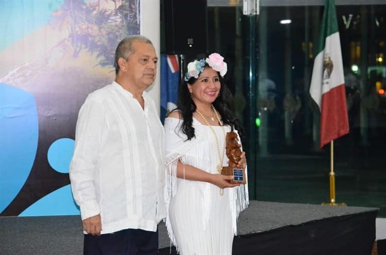 Sectur y poeta veracruzana reciben el “Pakal de Oro” en Expo Turismo Veracruz