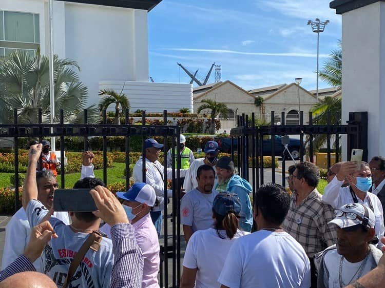Exportuarios rompen acceso a oficinas de ASIPONA en Veracruz