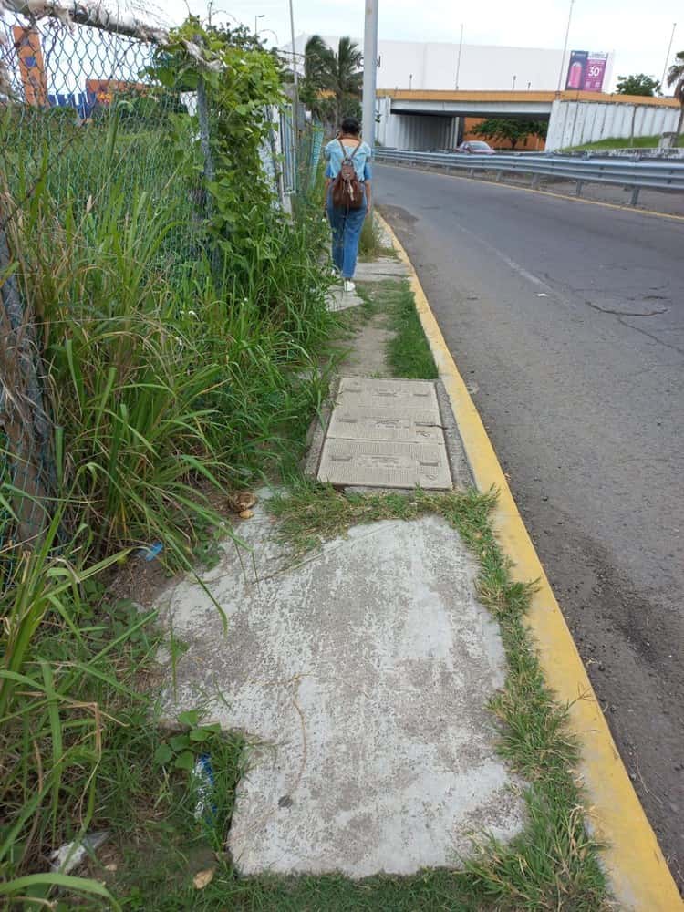 Registro de CFE sobre banqueta pone en peligro caminar de transeúntes en Boca del Río