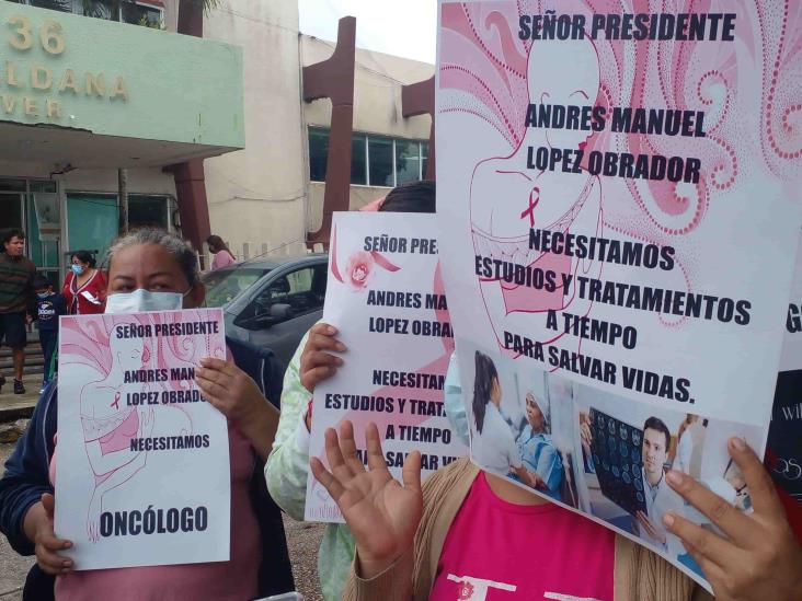 Protestan por presuntos atrasos de quimioterapias en IMSS Coatzacoalcos