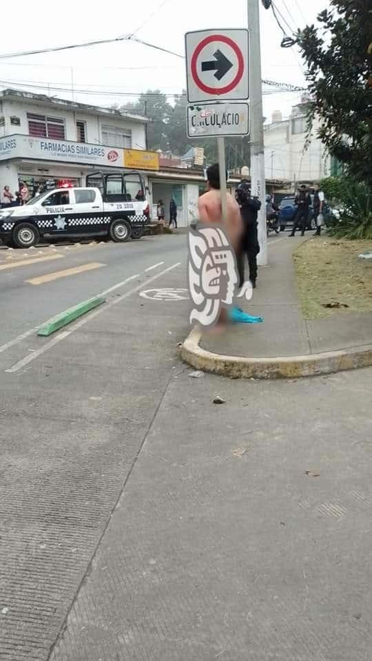 Motorepartidores detienen a sujeto que les hacía bromas; lo amarran desnudo, en Xalapa