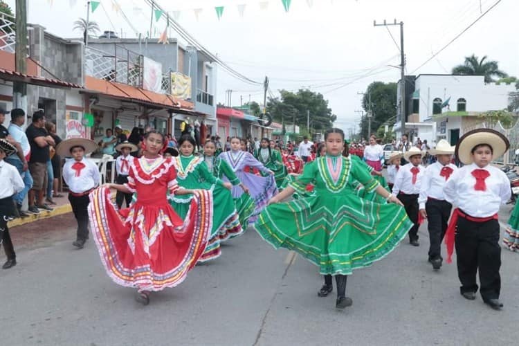 Desfilan escuelas en Úrsulo Galván por aniversario de Revolución Mexicana