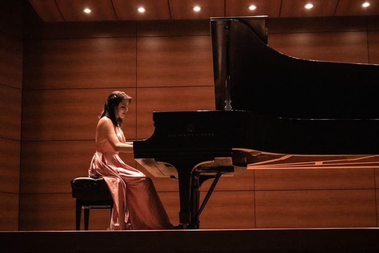 Con pianista Argentina Durán, jóvenes en Xalapa se acercan a música clásica