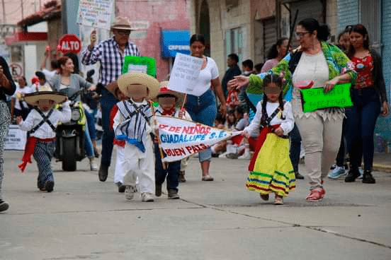 Jardines de niños participan en desfile revolucionario en Alvarado